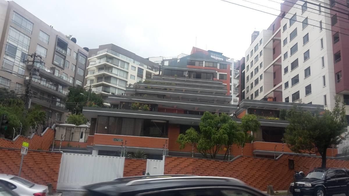 CONJUNTO DE CASAS SECTOR GONZALEZ SUAREZ Y BOSMEDIANO