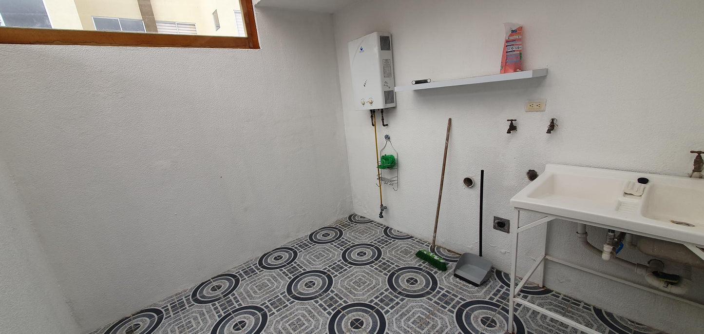 SE VENDE CASA JUNTO A LA UNIVERSIDAD INTERNACIONAL - AV. SIMÓN BOLÍVAR