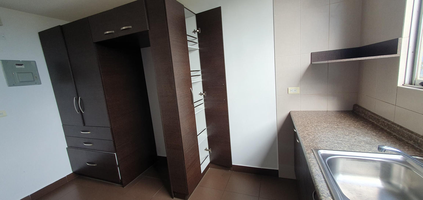 SE VENDE CASA JUNTO A LA UNIVERSIDAD INTERNACIONAL - AV. SIMÓN BOLÍVAR