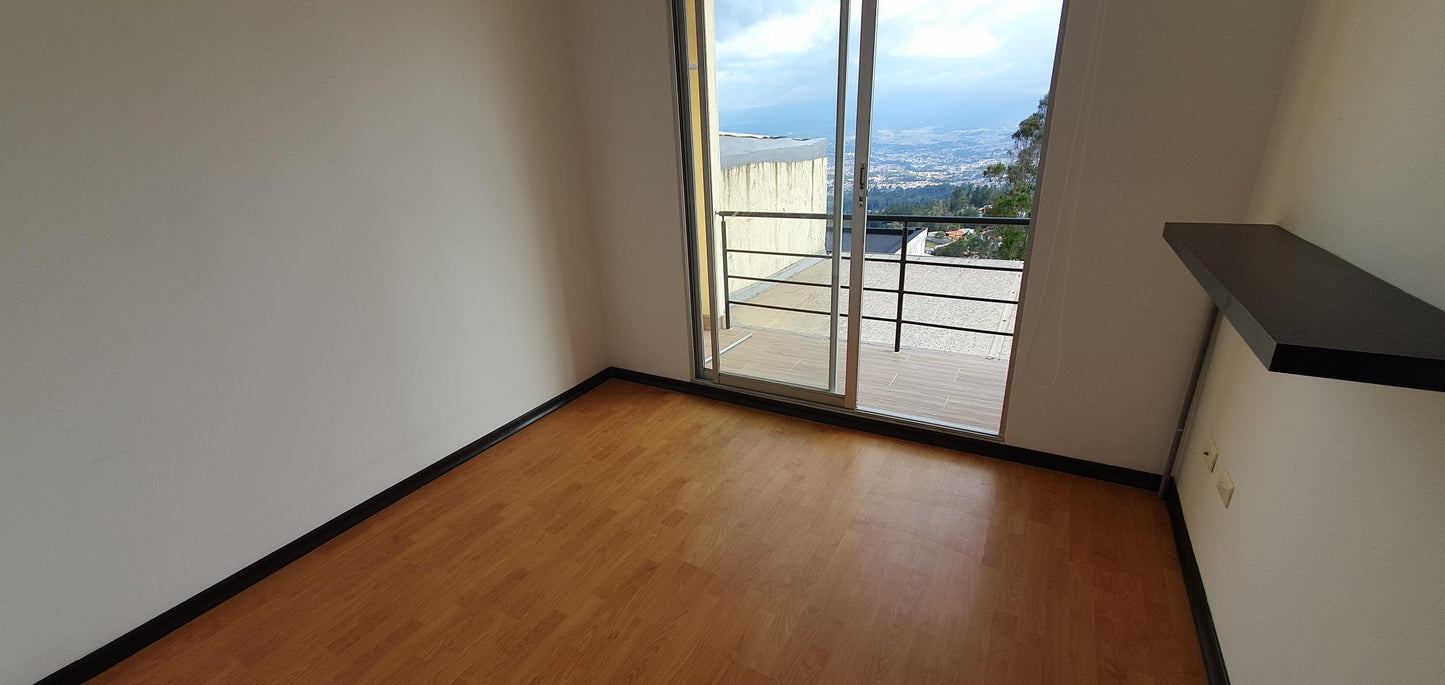 SE VENDE CASA JUNTO A LA UNIVERSIDAD INTERNACIONAL - AV. SIMÓN BOLÍVAR
