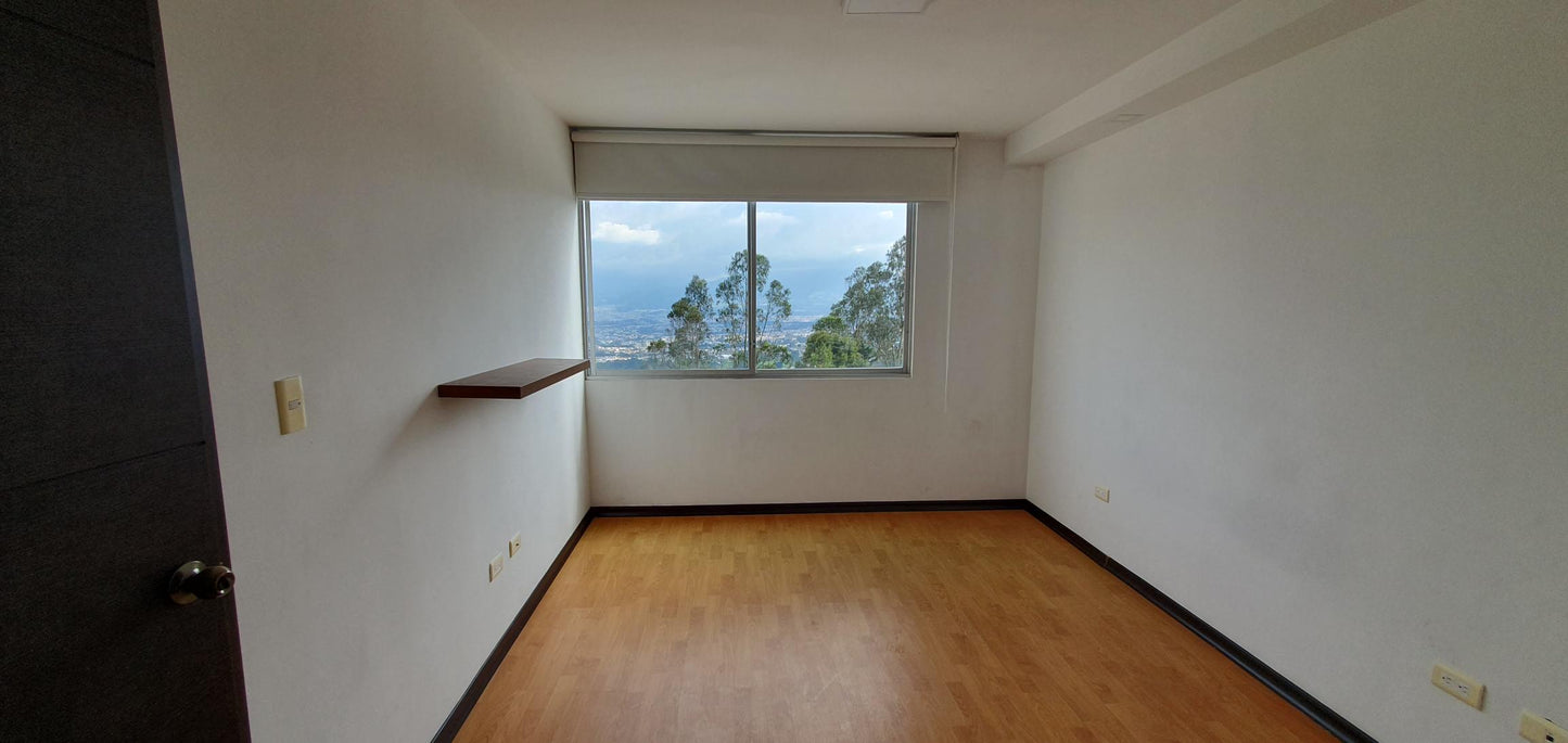 SE VENDE CASA JUNTO A LA UNIVERSIDAD INTERNACIONAL - AV. SIMÓN BOLÍVAR