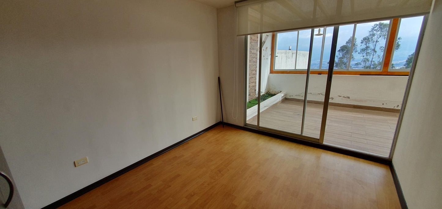 SE VENDE CASA JUNTO A LA UNIVERSIDAD INTERNACIONAL - AV. SIMÓN BOLÍVAR