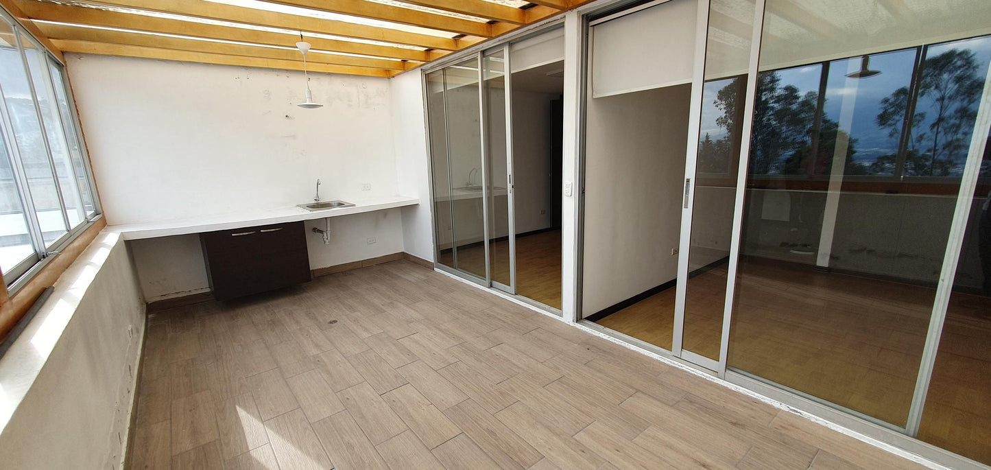 SE VENDE CASA JUNTO A LA UNIVERSIDAD INTERNACIONAL - AV. SIMÓN BOLÍVAR