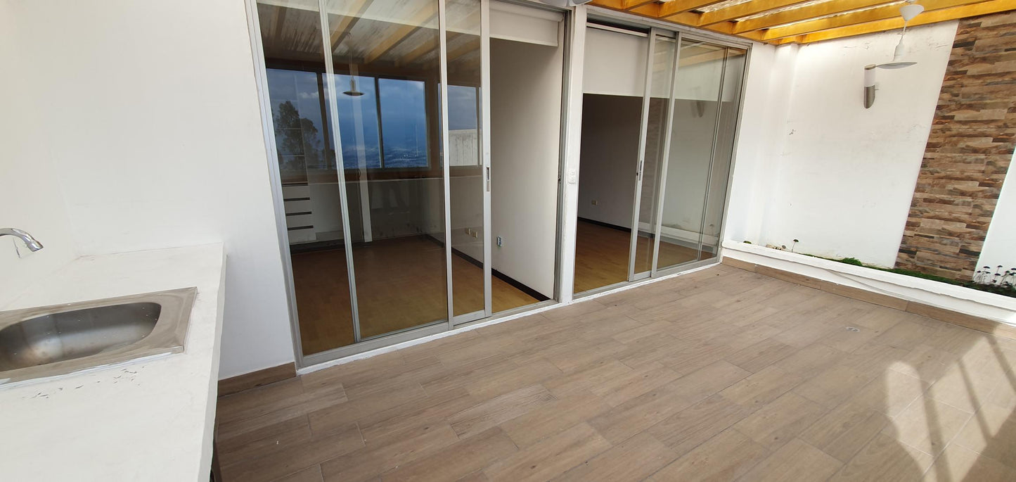 SE VENDE CASA JUNTO A LA UNIVERSIDAD INTERNACIONAL - AV. SIMÓN BOLÍVAR