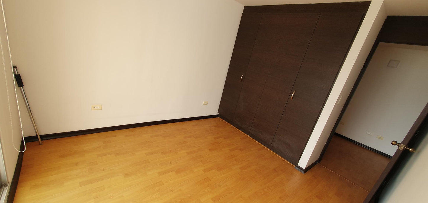 SE VENDE CASA JUNTO A LA UNIVERSIDAD INTERNACIONAL - AV. SIMÓN BOLÍVAR