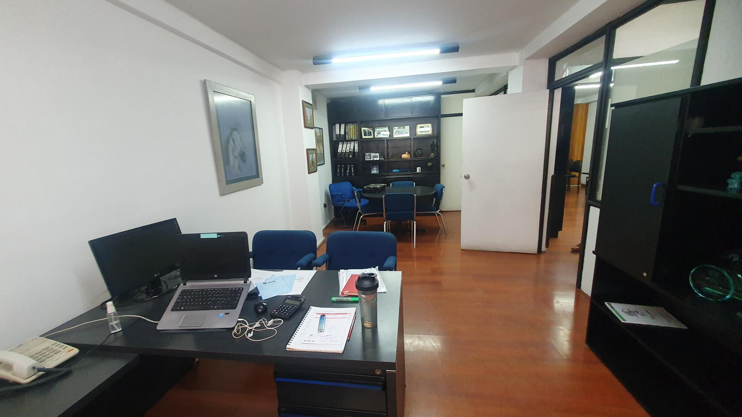 SE ARRIENDA LOCAL COMERCIAL U OFICINA EN EL SECTOR SECTOR DE LA AV. EL INCA Y AV. 10 DE AGOSTO.