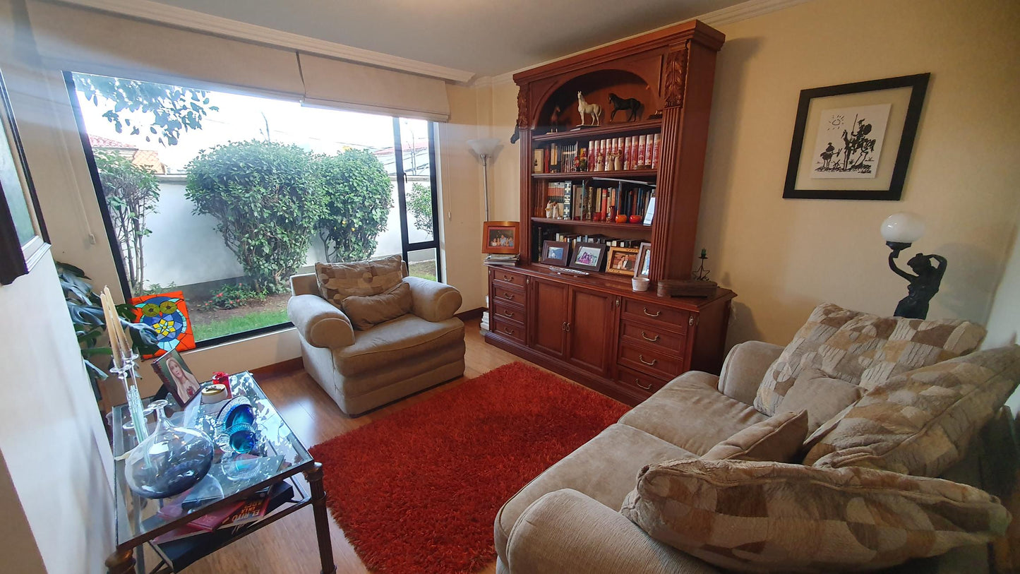 SE VENDE CASA DENTRO DE CONJUNTO EN CUMBAYA