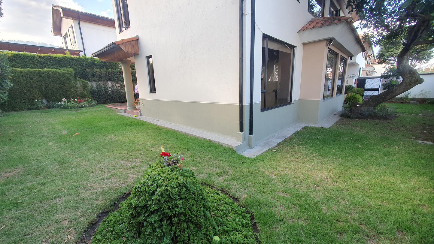 SE VENDE CASA DENTRO DE CONJUNTO EN CUMBAYA