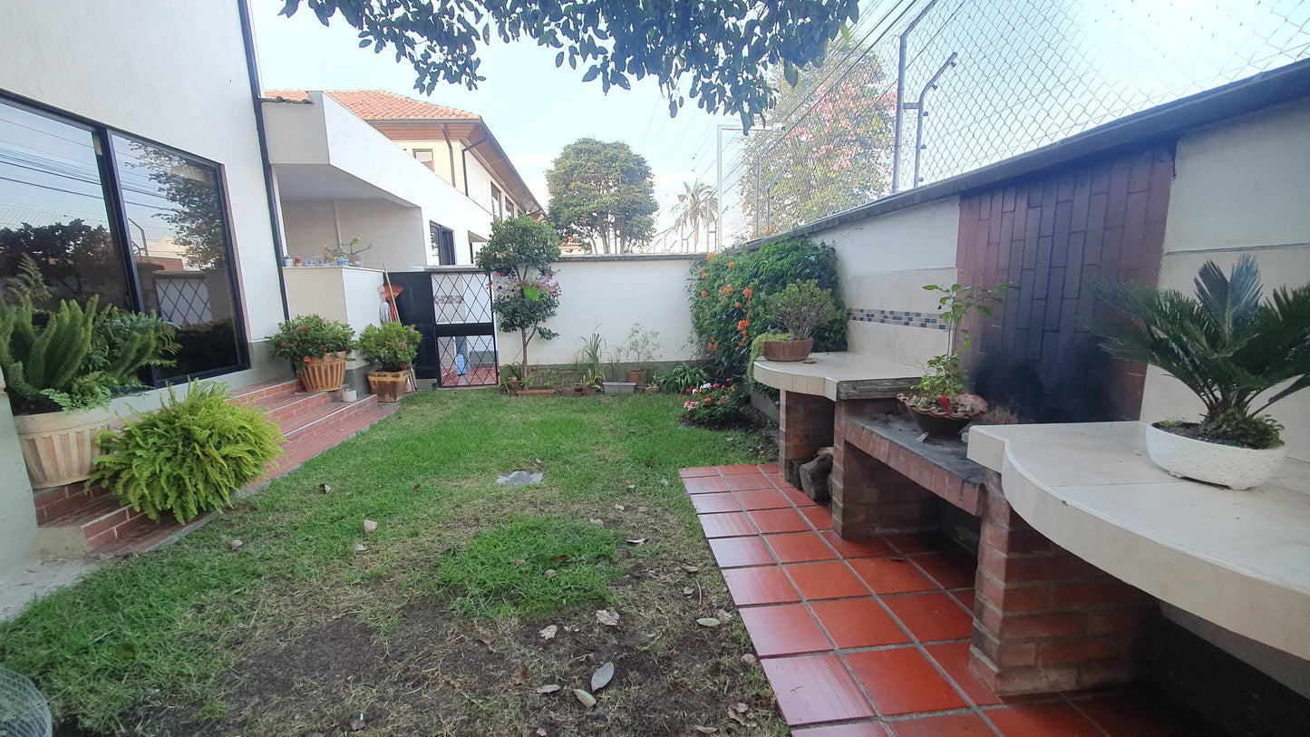 SE VENDE CASA DENTRO DE CONJUNTO EN CUMBAYA