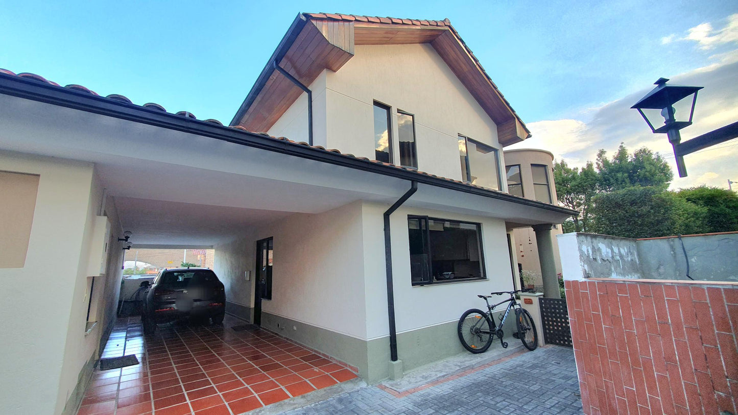 SE VENDE CASA DENTRO DE CONJUNTO EN CUMBAYA