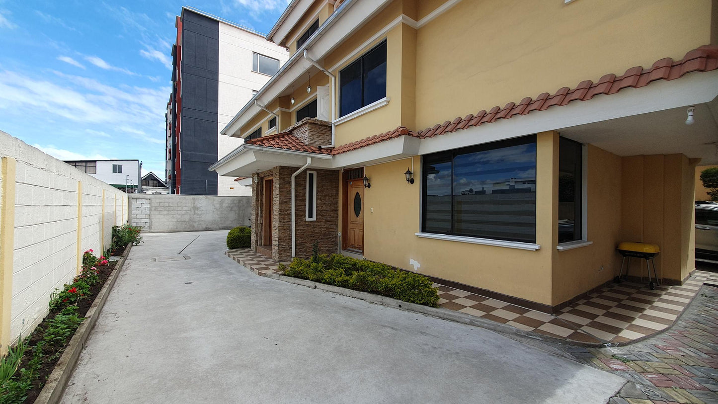 SE VENDE DUPLEX SECTOR COTOCOLLAO - CERCA DE LA REAL AUDIENCIA.