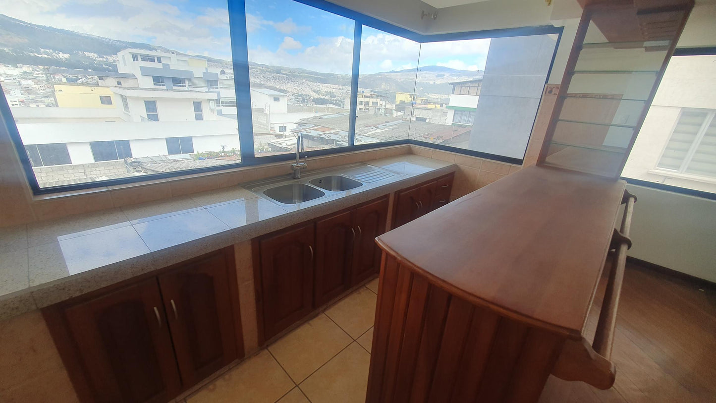 SE VENDE DUPLEX SECTOR COTOCOLLAO - CERCA DE LA REAL AUDIENCIA.