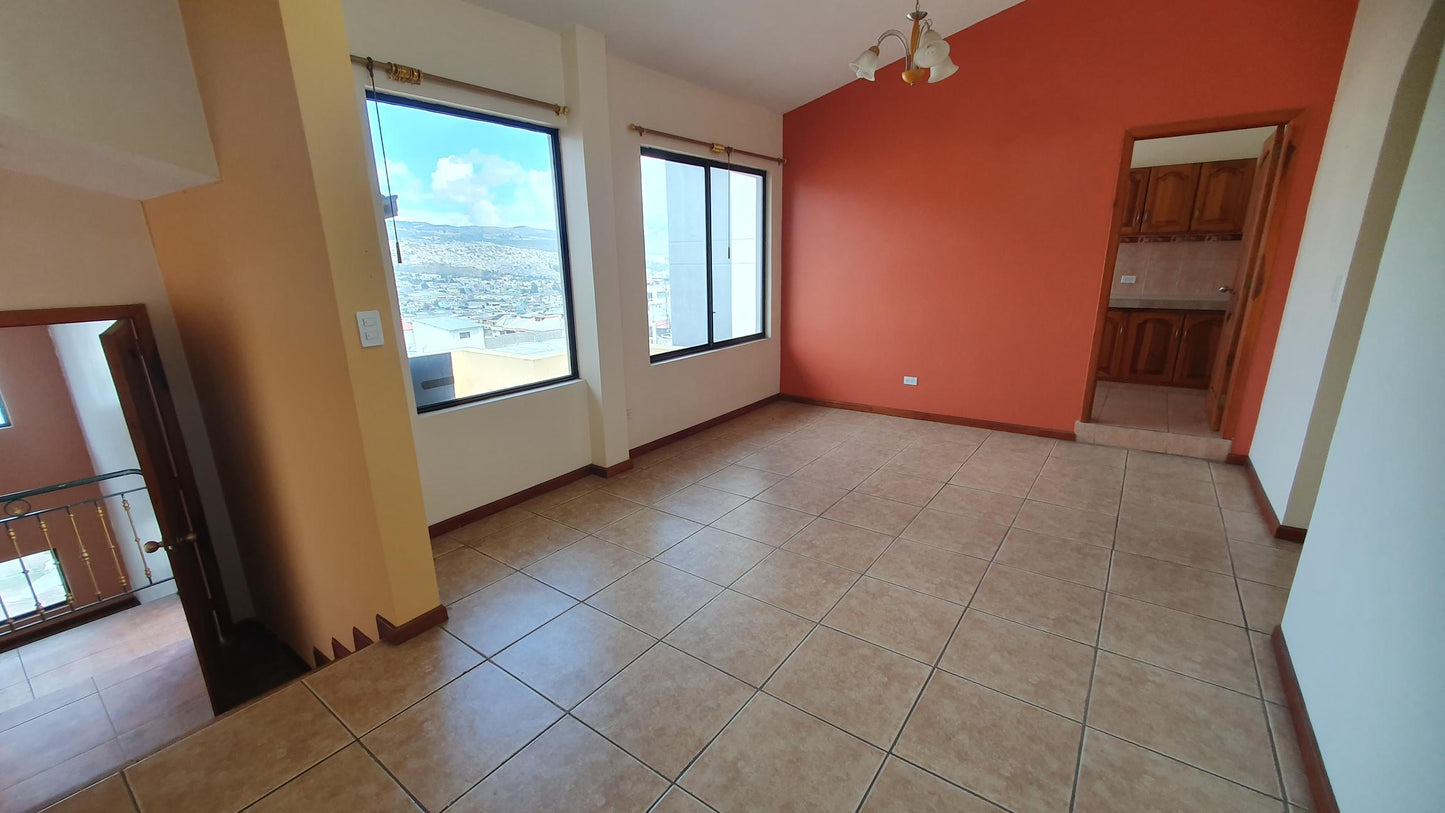 SE VENDE DUPLEX SECTOR COTOCOLLAO - CERCA DE LA REAL AUDIENCIA.