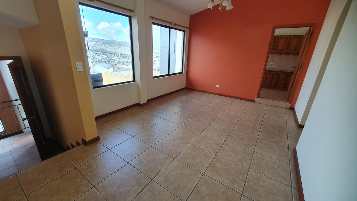SE VENDE DUPLEX SECTOR COTOCOLLAO - CERCA DE LA REAL AUDIENCIA.