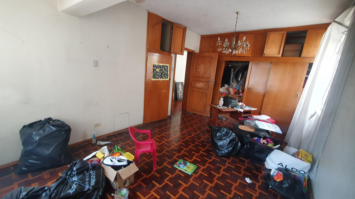 SE VENDE CASA SECTOR JUAN DE VELASCO Y AV. ORELLANA
