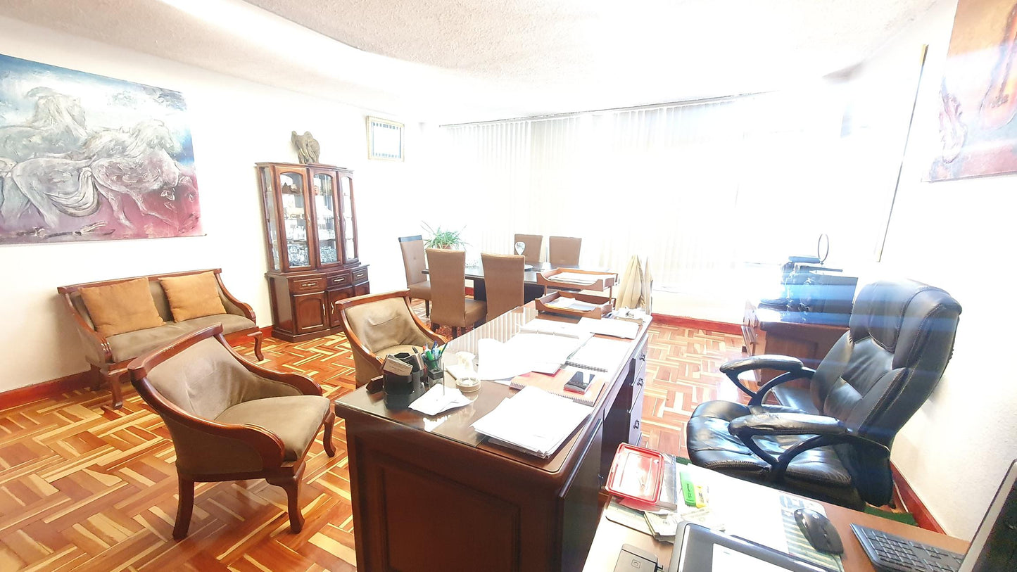 SE VENDE OFICINA SECTOR EL EJIDO - AV. 10 DE AGOSTO