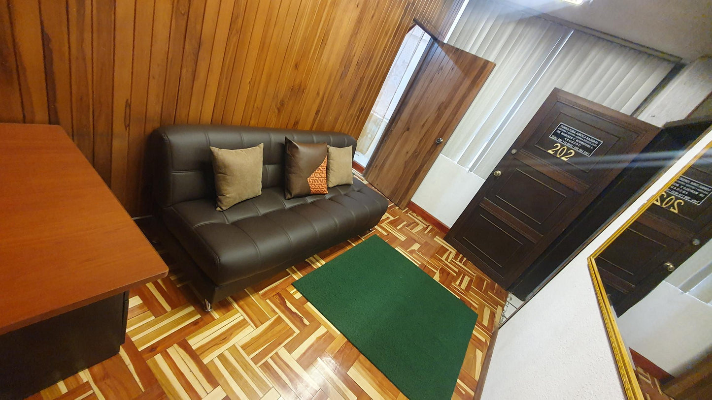 SE VENDE OFICINA SECTOR EL EJIDO - AV. 10 DE AGOSTO