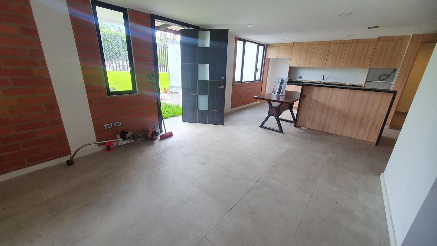 SE VENDE CASA EN SANGOLQUI - VALLE DE LOS CHILLOS