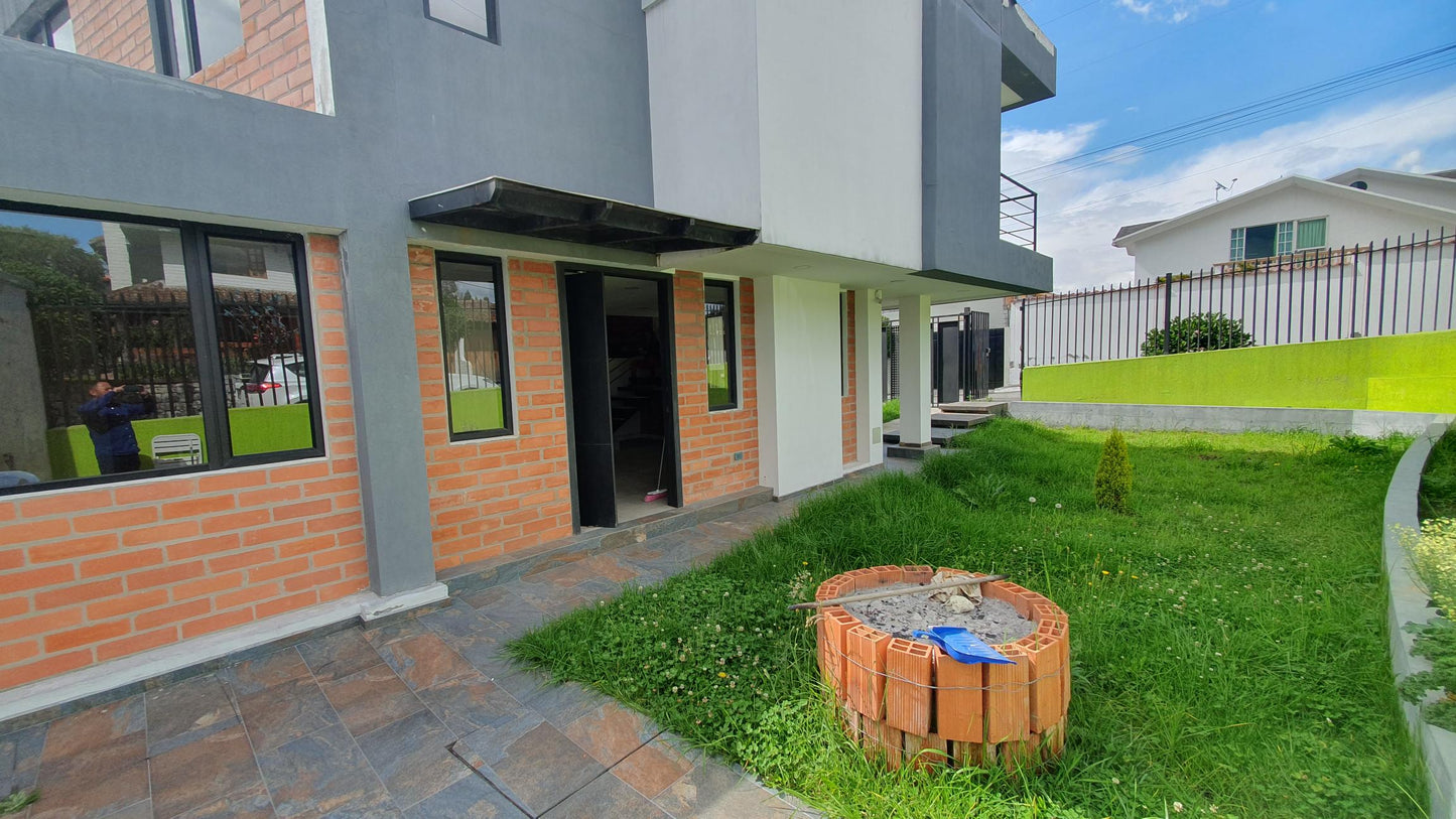 SE VENDE CASA EN SANGOLQUI - VALLE DE LOS CHILLOS
