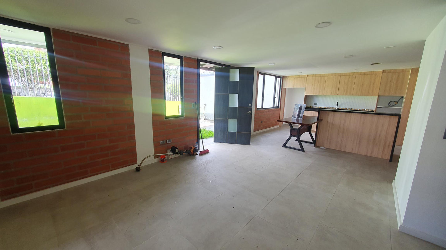 SE VENDE CASA EN SANGOLQUI - VALLE DE LOS CHILLOS