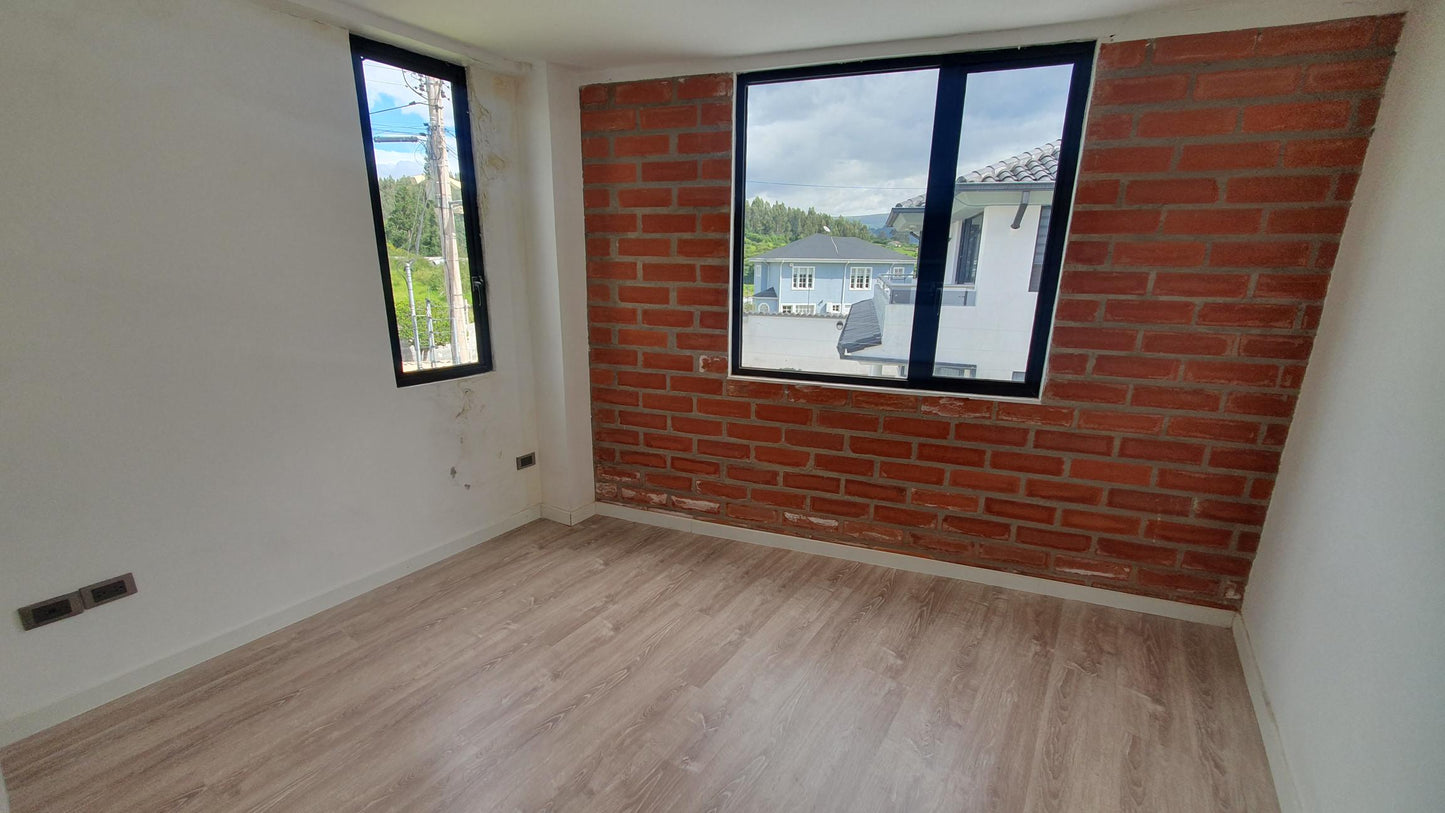 SE VENDE CASA EN SANGOLQUI - VALLE DE LOS CHILLOS