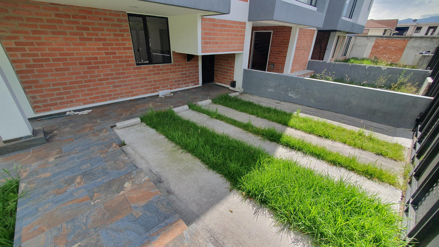 SE VENDE CASA EN SANGOLQUI - VALLE DE LOS CHILLOS