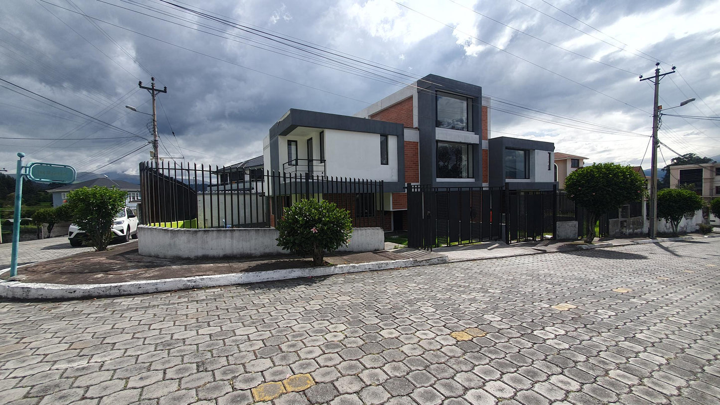 SE VENDE CASA EN SANGOLQUI - VALLE DE LOS CHILLOS