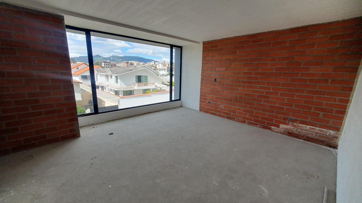 SE VENDE CASA EN SANGOLQUI - VALLE DE LOS CHILLOS