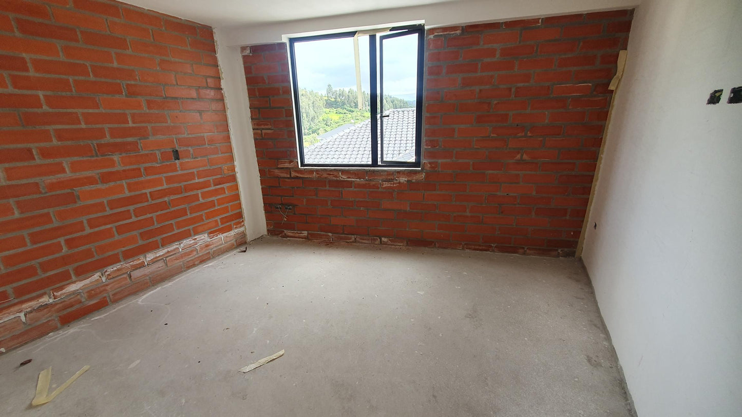 SE VENDE CASA EN SANGOLQUI - VALLE DE LOS CHILLOS