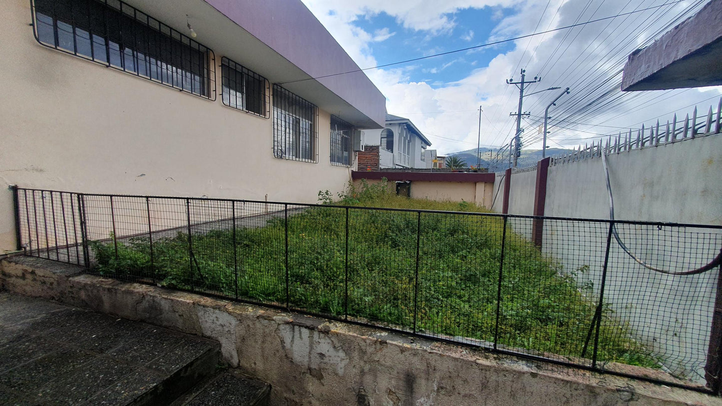 SE VENDE CASA SECTOR COTOCOLLAO CALLE GENERAL JOSE MARIA GUERRERO