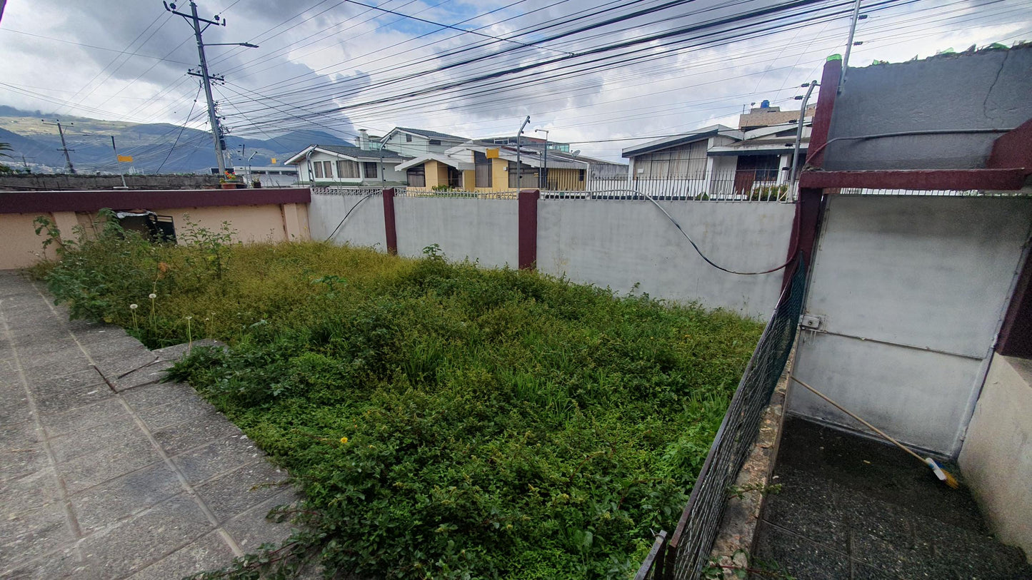 SE VENDE CASA SECTOR COTOCOLLAO CALLE GENERAL JOSE MARIA GUERRERO