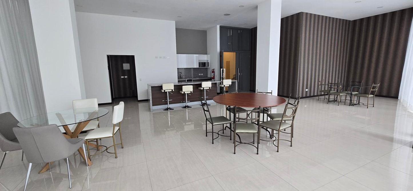 SE ARRIENDA SUITE FULL AMOBLADA SECTOR BOSMEDIANO Y AV. 6 DE DICIEMBRE.