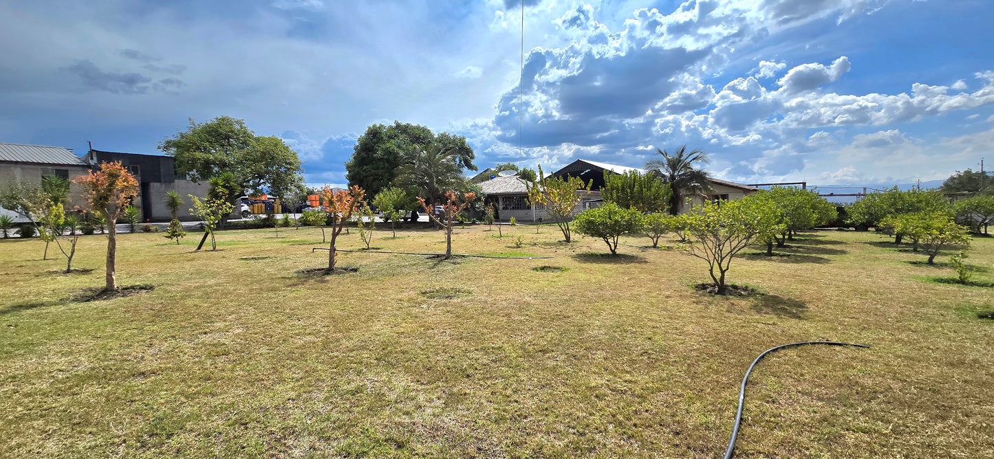 SE VENDE TERRENO CON GALPONES EN YARUQUI
