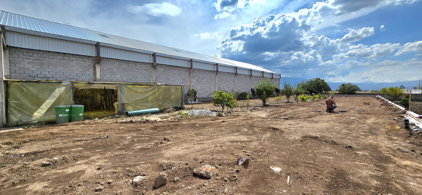SE VENDE TERRENO CON GALPONES EN YARUQUI