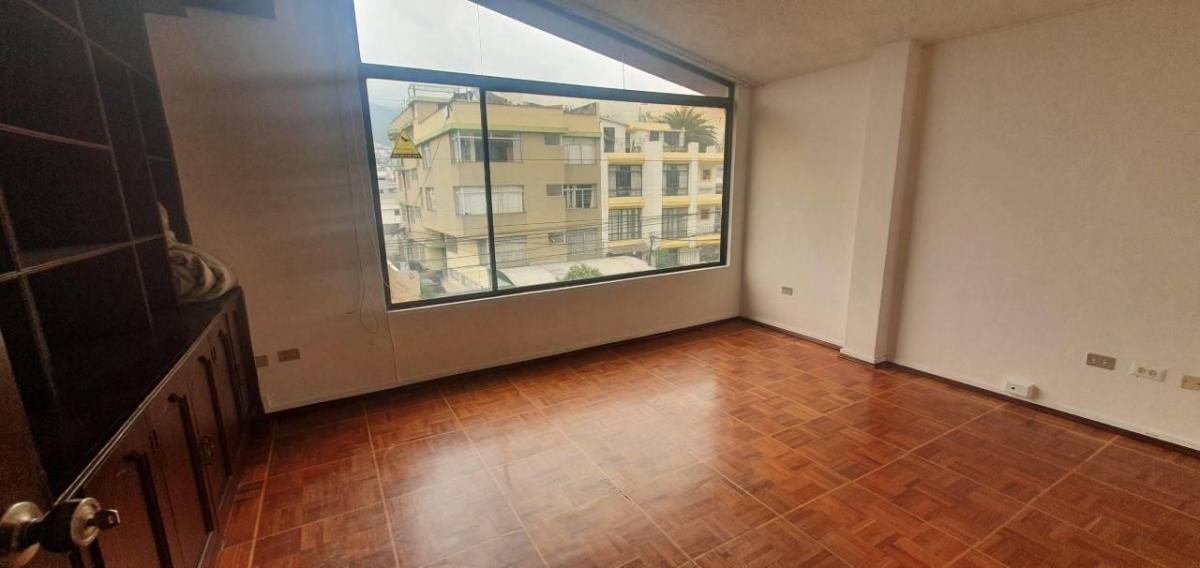 CASA SECTOR JIPIJAPA 710m² · 8 Habitaciones · 2 Estacionamientos