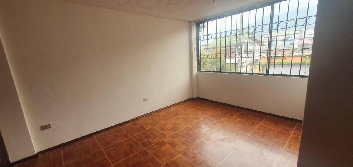 CASA SECTOR JIPIJAPA 710m² · 8 Habitaciones · 2 Estacionamientos
