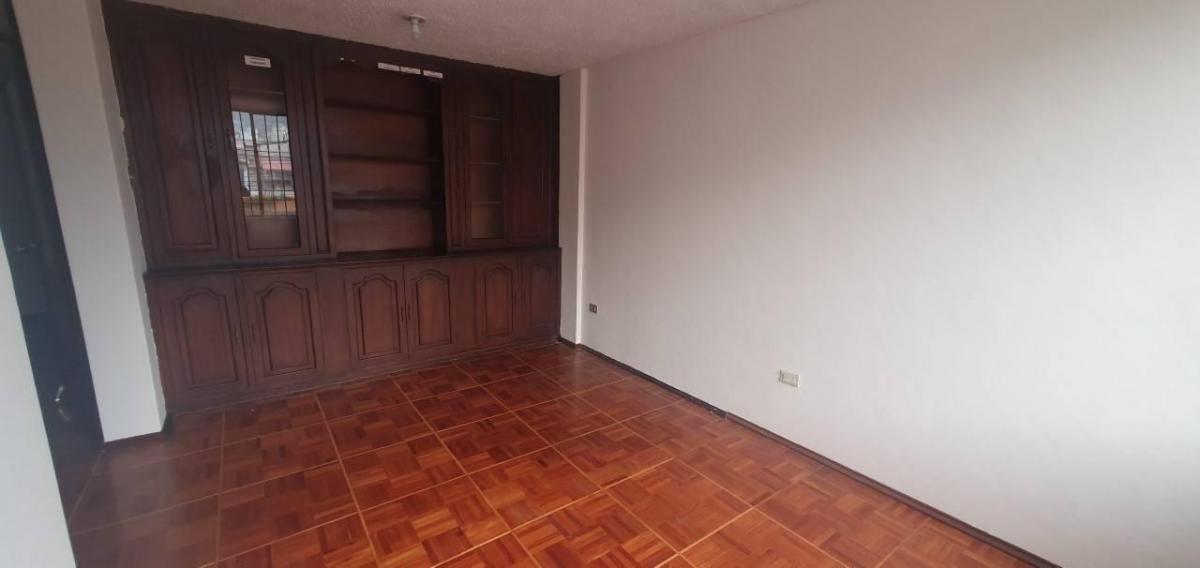CASA SECTOR JIPIJAPA 710m² · 8 Habitaciones · 2 Estacionamientos