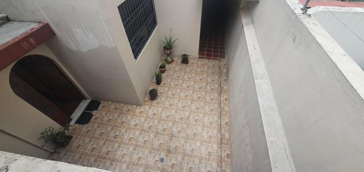 CASA SECTOR JIPIJAPA 710m² · 8 Habitaciones · 2 Estacionamientos