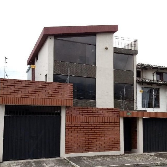 CASA SECTOR JIPIJAPA 710m² · 8 Habitaciones · 2 Estacionamientos