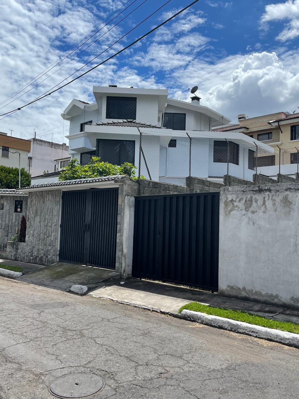 SE VENDE CASA SECTOR SAN ISIDRO DEL INCA