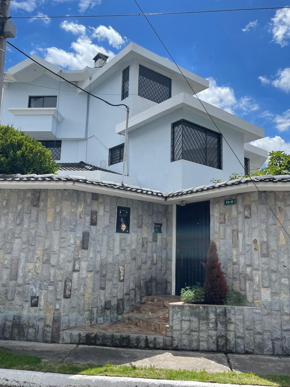 SE VENDE CASA SECTOR SAN ISIDRO DEL INCA