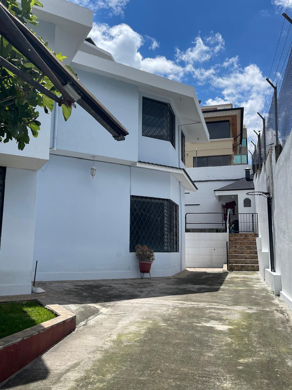 SE VENDE CASA SECTOR SAN ISIDRO DEL INCA