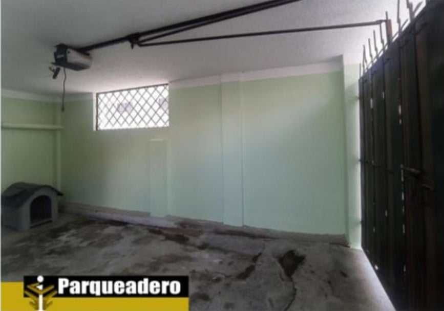SE VENDE CASA ESQUINERA EN PLENO CENTRO DE CARCELEN