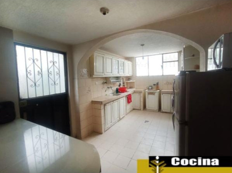 SE VENDE CASA ESQUINERA EN PLENO CENTRO DE CARCELEN