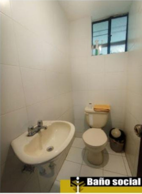 SE VENDE CASA ESQUINERA EN PLENO CENTRO DE CARCELEN