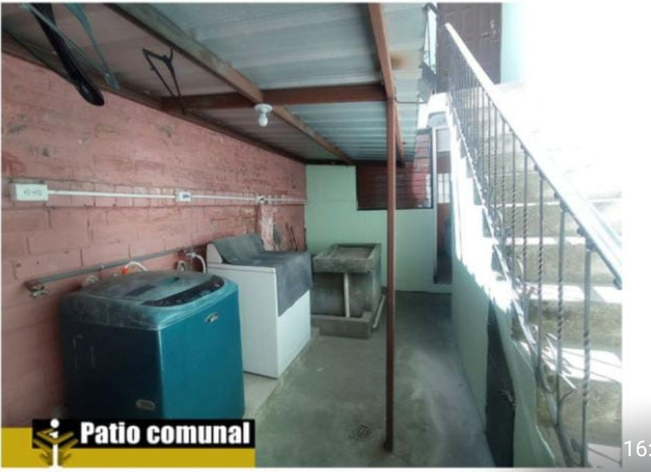 SE VENDE CASA ESQUINERA EN PLENO CENTRO DE CARCELEN