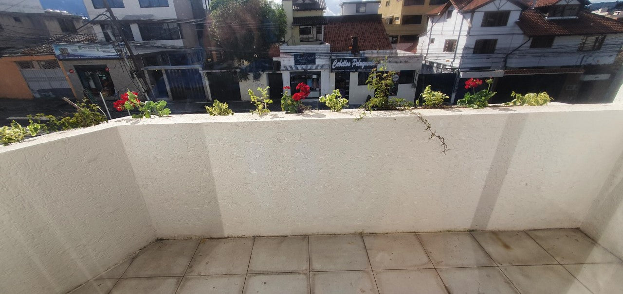 Se Vende Conjunto de 3 Casas Sector Monteserrin Calle Las Malvas