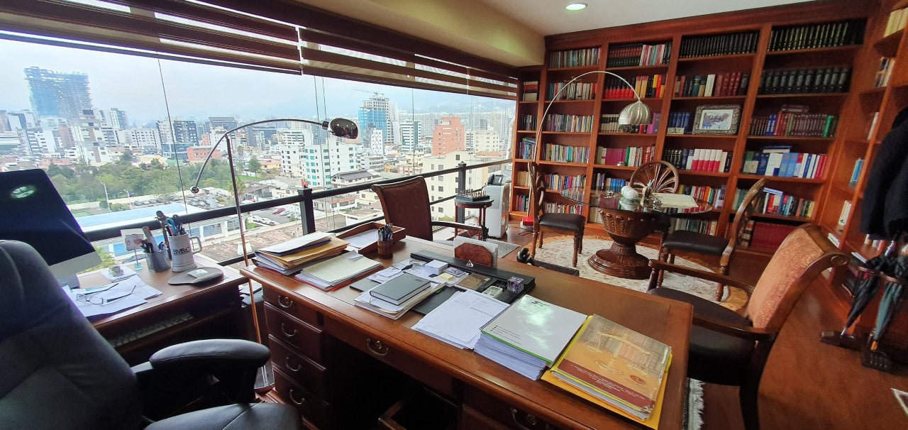 SE VENDE OFICINA SECTOR GASPAR DE VILLARROEL Y AV. DE DICIEMBRE.