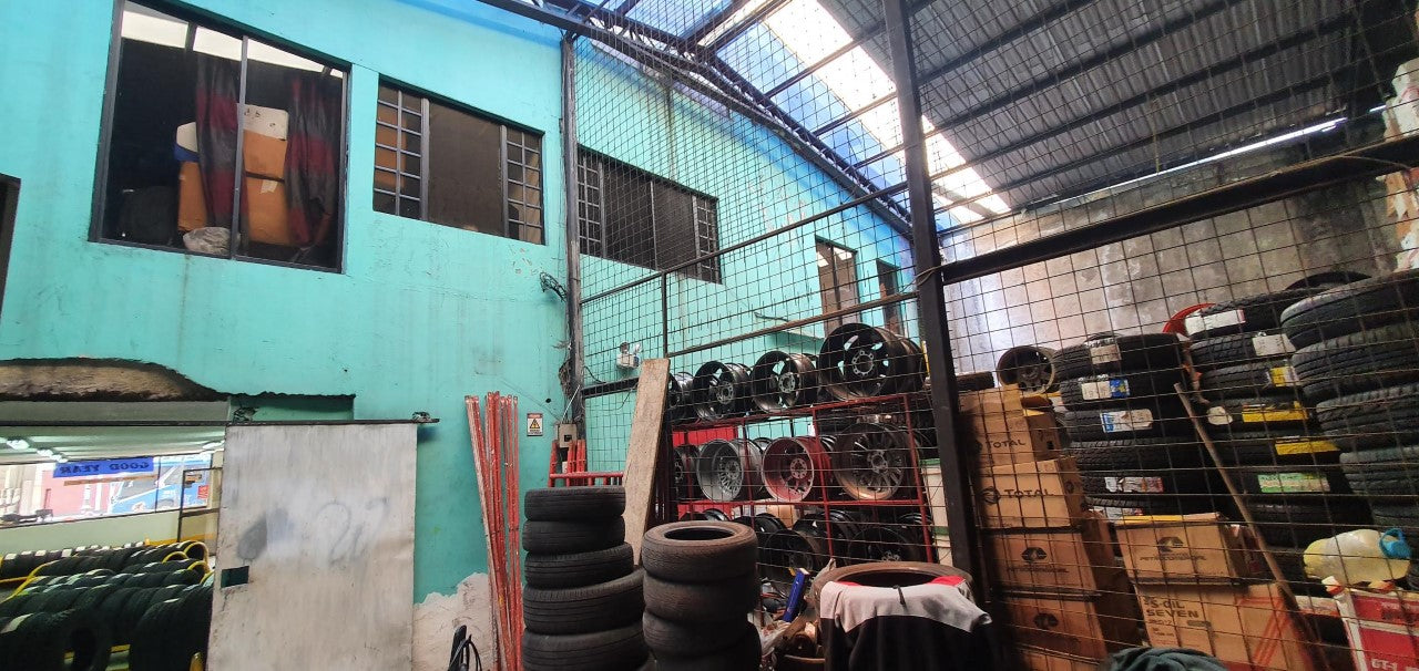 Se Vende CASA Y NEGOCIO Sector Av Mariscal Sucre