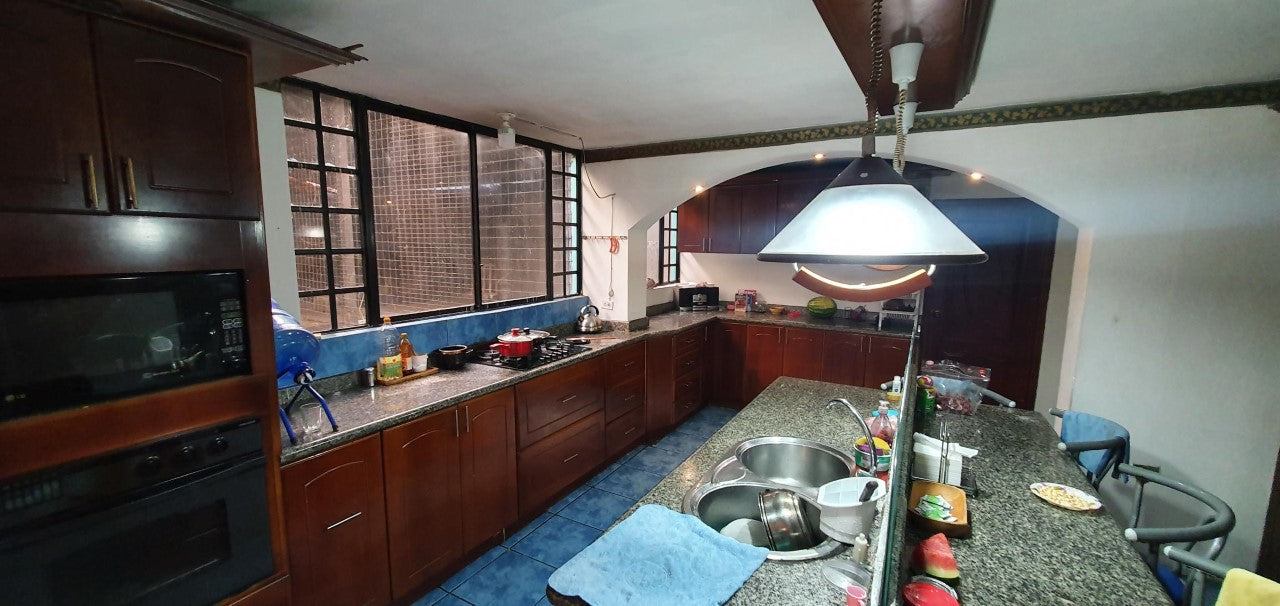 Se Vende CASA Y NEGOCIO Sector Av Mariscal Sucre